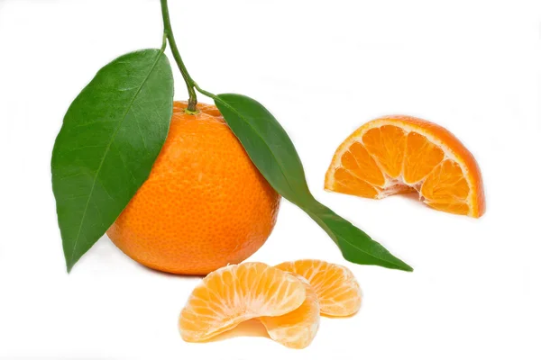 Mandarina fresca sobre fondo blanco —  Fotos de Stock