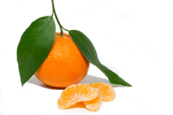 Mandarina fresca sobre fondo blanco — Foto de Stock