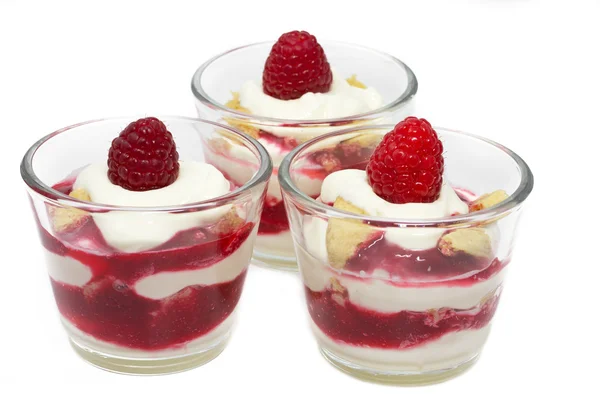 Малиновый десерт с малиной в маленьких стаканах — стоковое фото