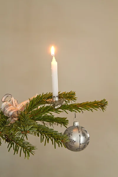 Świąteczna dekoracja z płonącą świecą — Zdjęcie stockowe