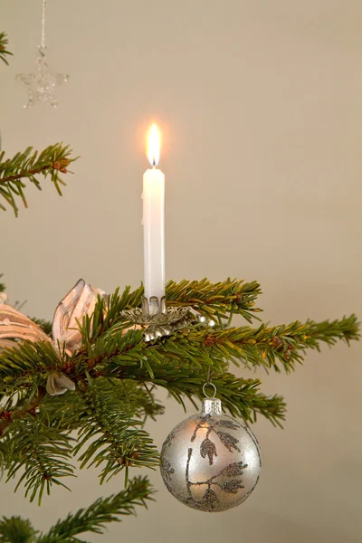 Рождественские украшения с горящей свечой — стоковое фото