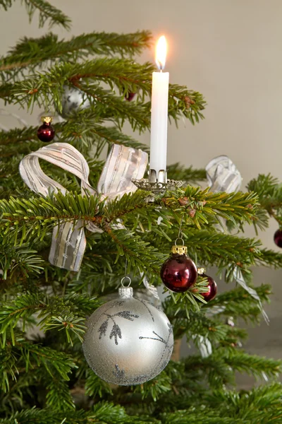 Vánoční dekorace s hořící svíčkou — Stock fotografie