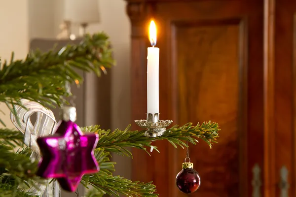 Weihnachtsdekoration mit brennender Kerze — Stockfoto