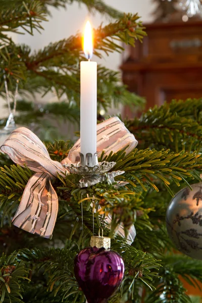 Świąteczne dekoracje, płonącą świecą — Zdjęcie stockowe