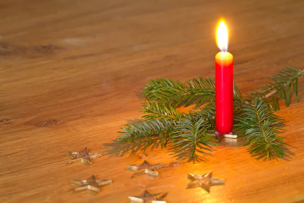 Świąteczna dekoracja z płonącą świecą — Zdjęcie stockowe