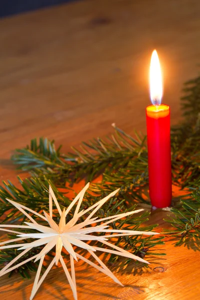 Kerstdecoratie met kaars en stro ster — Stockfoto