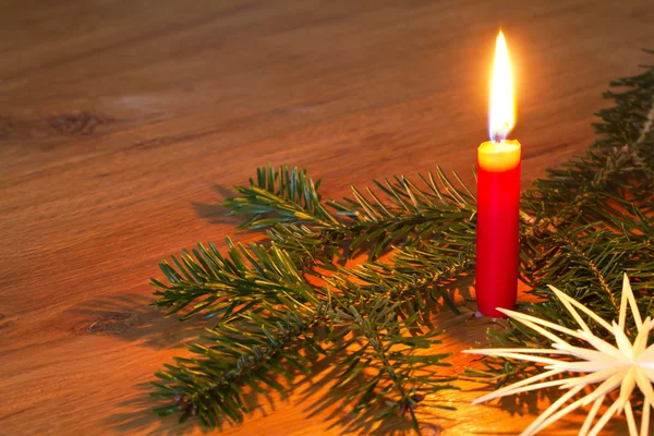 Decoración navideña con vela y estrella de paja —  Fotos de Stock