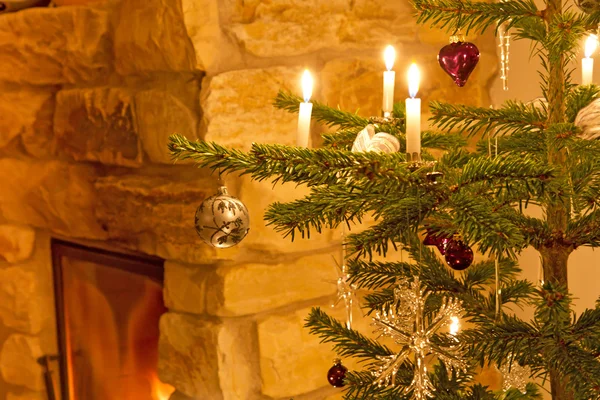 圣诞装饰与燃烧蜡烛 — 图库照片
