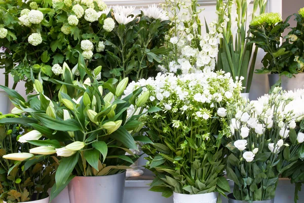 Kleurrijke bloemen in een bloemenwinkel op een markt — Stockfoto