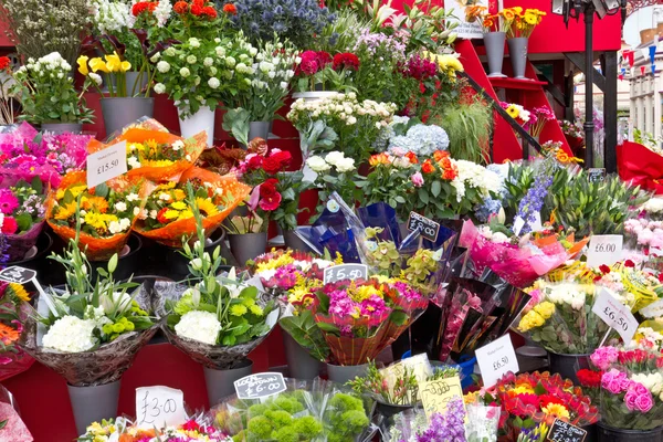 Colorful flowers in a flower shop on a market — Stock Photo, Image