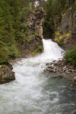 İtalya dağlarında vahşi sular