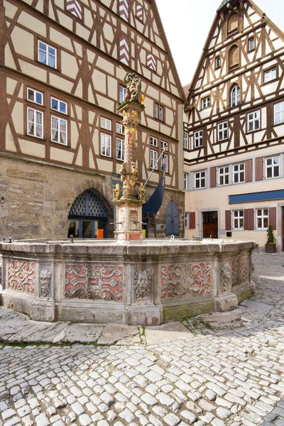 Famosa fuente Herterichsbrunnen en Rothenburg —  Fotos de Stock