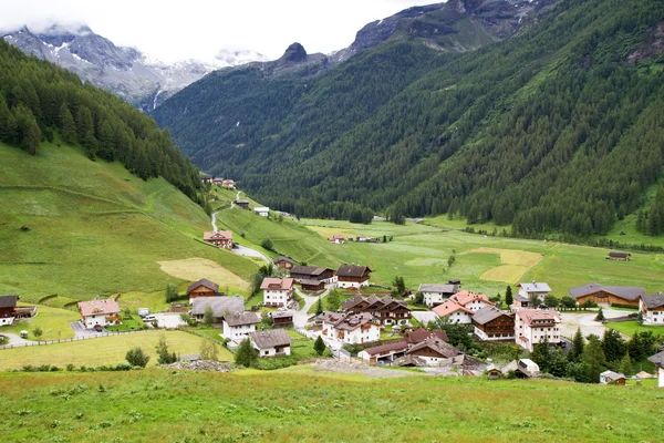 Bergsby i Sydtyrolen, Italien — Stockfoto