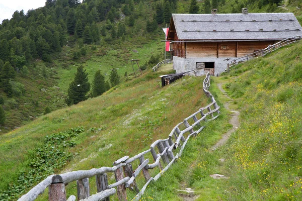Cabane de montagne au Tyrol du Sud, Italie — Photo