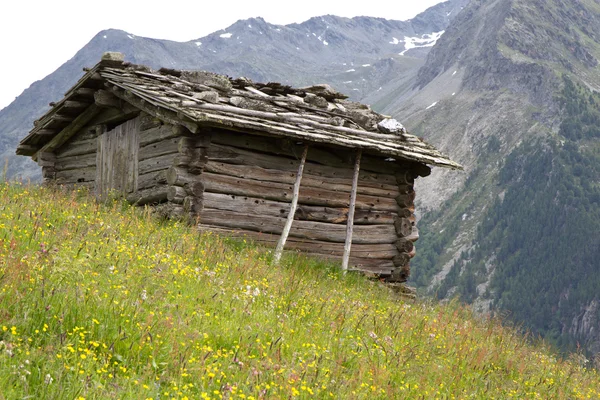 Cabaña de montaña en Tirol del Sur, Italia — Foto de Stock