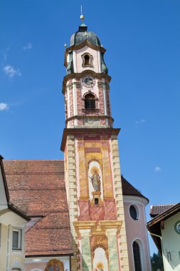 mittenwald, Bavyera kasabada güzel boyalı kilise çan kulesi