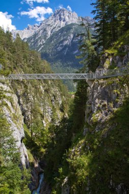 Alman Alpler'in Bavyera leutasch vadide içinde köprü