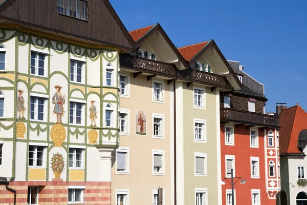 Fachada de casas tradicionais na cidade de Bad Toelz, Alta Baviera — Fotografia de Stock
