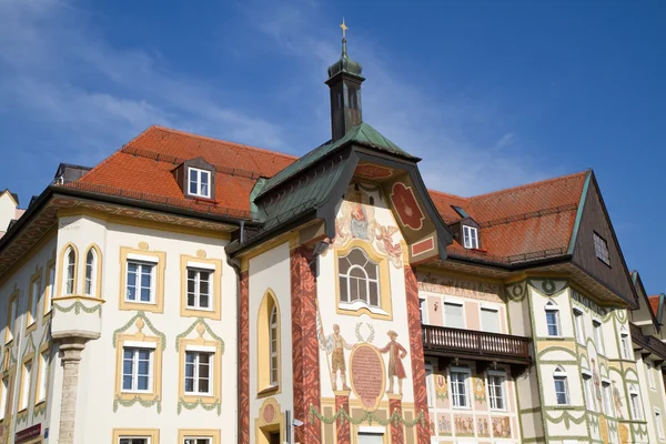 Фасад традиционных домов в городе Бад-Тоэльц, Верхняя Бавария — стоковое фото