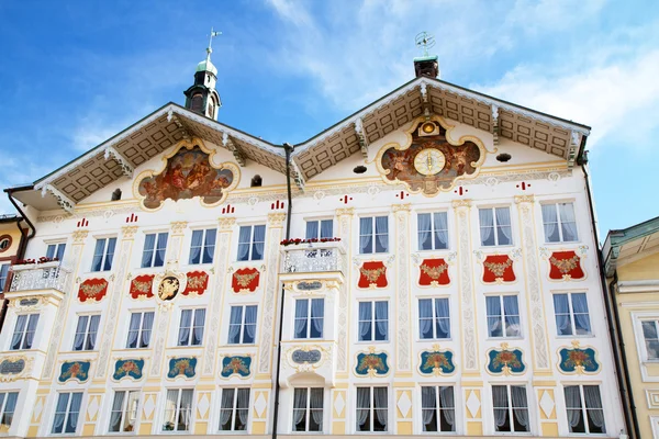 Фасад традиционных домов в городе Бад-Тоэльц, Верхняя Бавария — стоковое фото