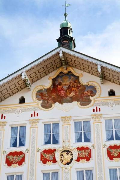 Fachada de casas tradicionales en la ciudad de Bad Toelz, Alta Baviera — Foto de Stock