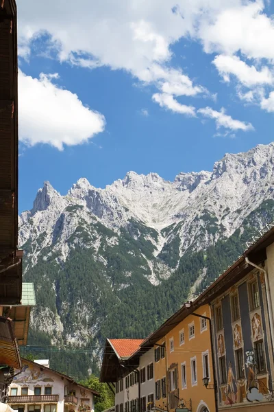 Staden över mittenwald i Bayern med karwendel berg — Stockfoto