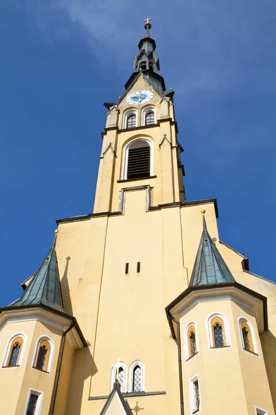 Исторический шпиль церкви в городе Бад-Тоэльц, Бавария — стоковое фото
