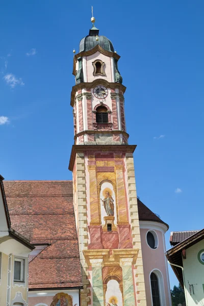 Prachtig geschilderde kerk toren in de binnenstad van mittenwald, Beieren — Stockfoto