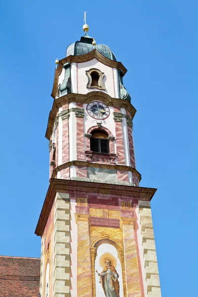 Splendidamente dipinto campanile chiesa nella città di Mittenwald, Baviera — Foto Stock