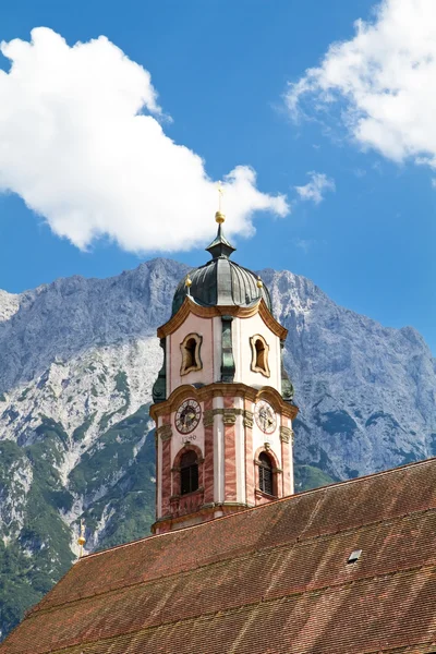 Iglesia bellamente pintada campanario en la ciudad de Mittenwald, Baviera —  Fotos de Stock