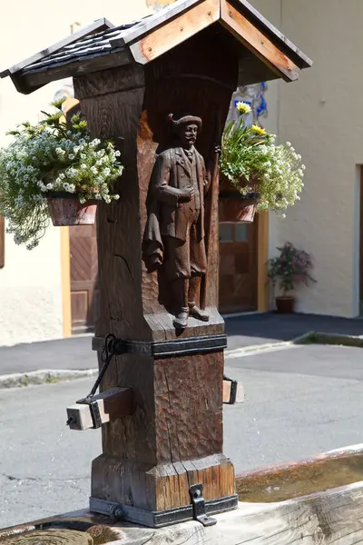 手工雕刻在村庄的密，巴伐利亚 — 图库照片