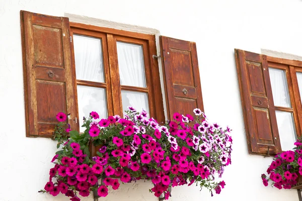 Fenêtres avec décoration florale dans la ville de Mittenwald, Bavière — Photo