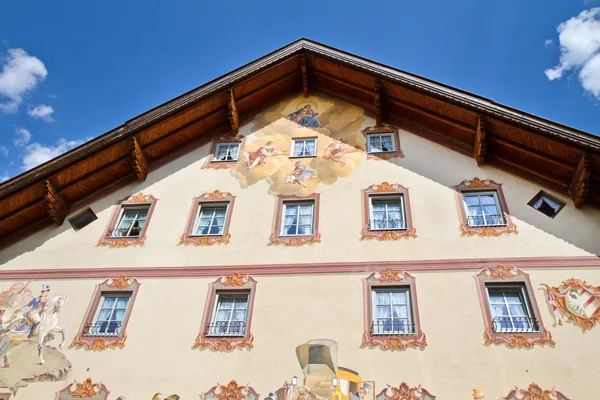 Красиво покрашенный дом в деревне Миттенвальд, Бавария — стоковое фото