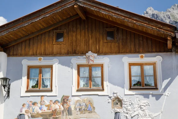Vackert målade hus i byn mittenwald, Bayern — Stockfoto