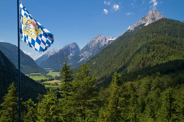 Streaming drapeau bavarois dans les montagnes — Photo