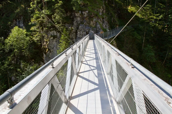 Most v soutěsce leutasch v německých Alpách, Bavorsko — Stock fotografie