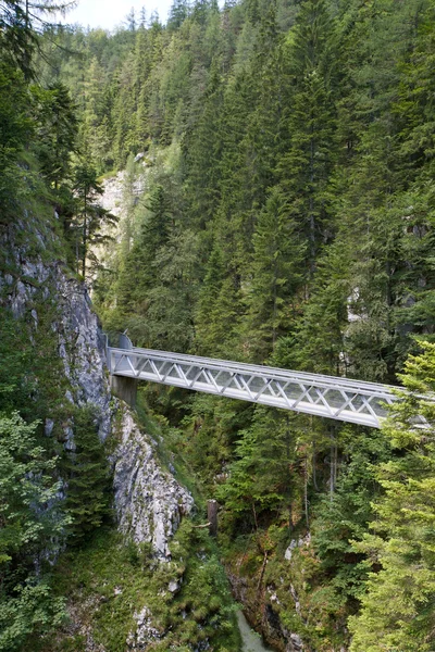 Мост внутри Лейташского ущелья в немецких Альпах, Бавария — стоковое фото