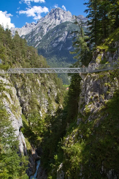 Ponte all'interno della gola Leutasch nelle Alpi tedesche, Baviera — Foto Stock