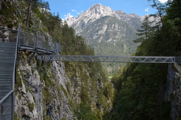 Ponte all'interno della gola Leutasch nelle Alpi tedesche, Baviera — Foto Stock