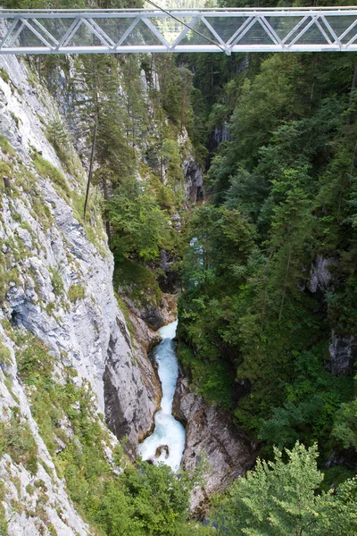 Överbrygga inuti leutasch gorge i tyska Alperna, Bayern — Stockfoto