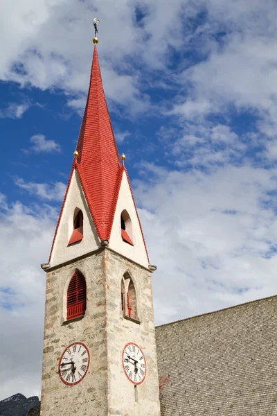 Tarihi Kilisenin çan kulesi south tyrol, İtalya — Stockfoto
