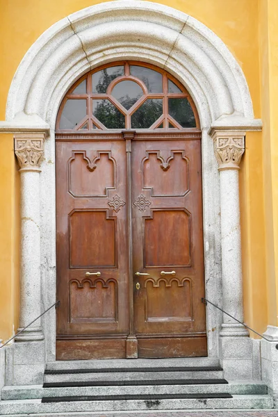 Antika ahşap kapı İtalya — Stok fotoğraf
