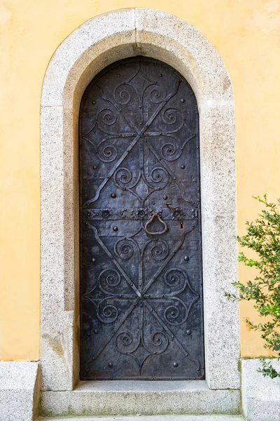 Παλαιά ξύλινη πόρτα στην Ιταλία — Φωτογραφία Αρχείου