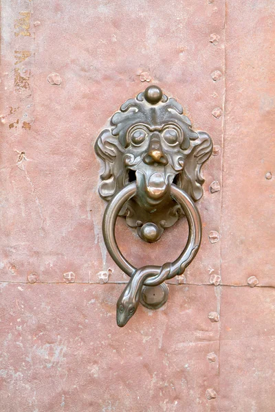 Alça de porta de metal velho — Fotografia de Stock