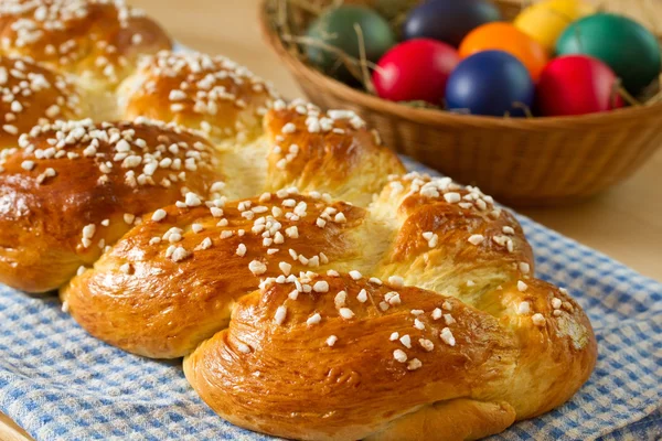 Pan dulce trenzado con huevos de Pascua — Foto de Stock