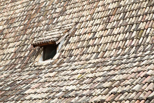 Zabytkowy dach castel roncolo w pobliżu bozen, południowy tyrol — Zdjęcie stockowe