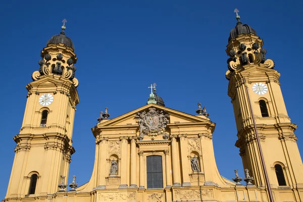 Die berühmte theaterkirche in münchen, deutschland — Stockfoto