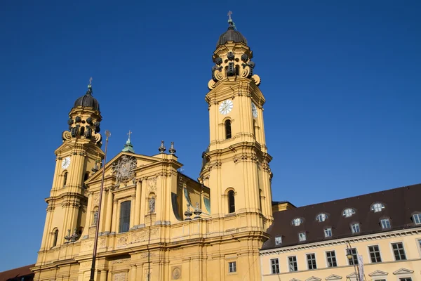 Το διάσημο; Theatinerkirche; Εκκλησία στο Μόναχο, Γερμανία — Φωτογραφία Αρχείου