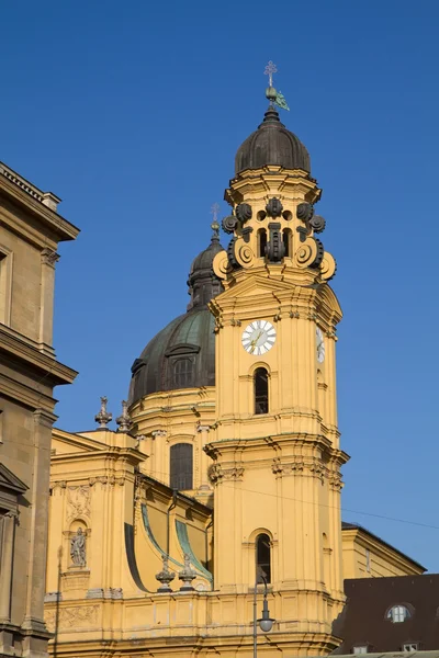 A famosa igreja "Theatinerkirche" em Munique, Alemanha — Fotografia de Stock