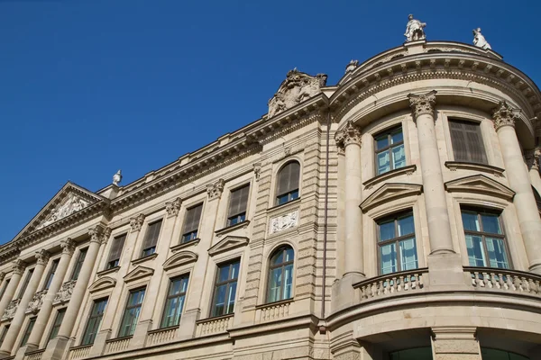 Vista parcial del antiguo edificio histórico del banco estatal bavariano en Munich , — Foto de Stock